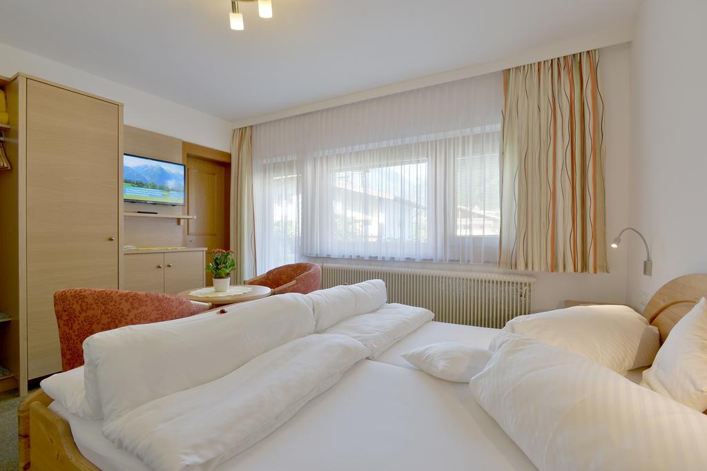 Gaestehaus Ahornblick Майрхофен Номер фото